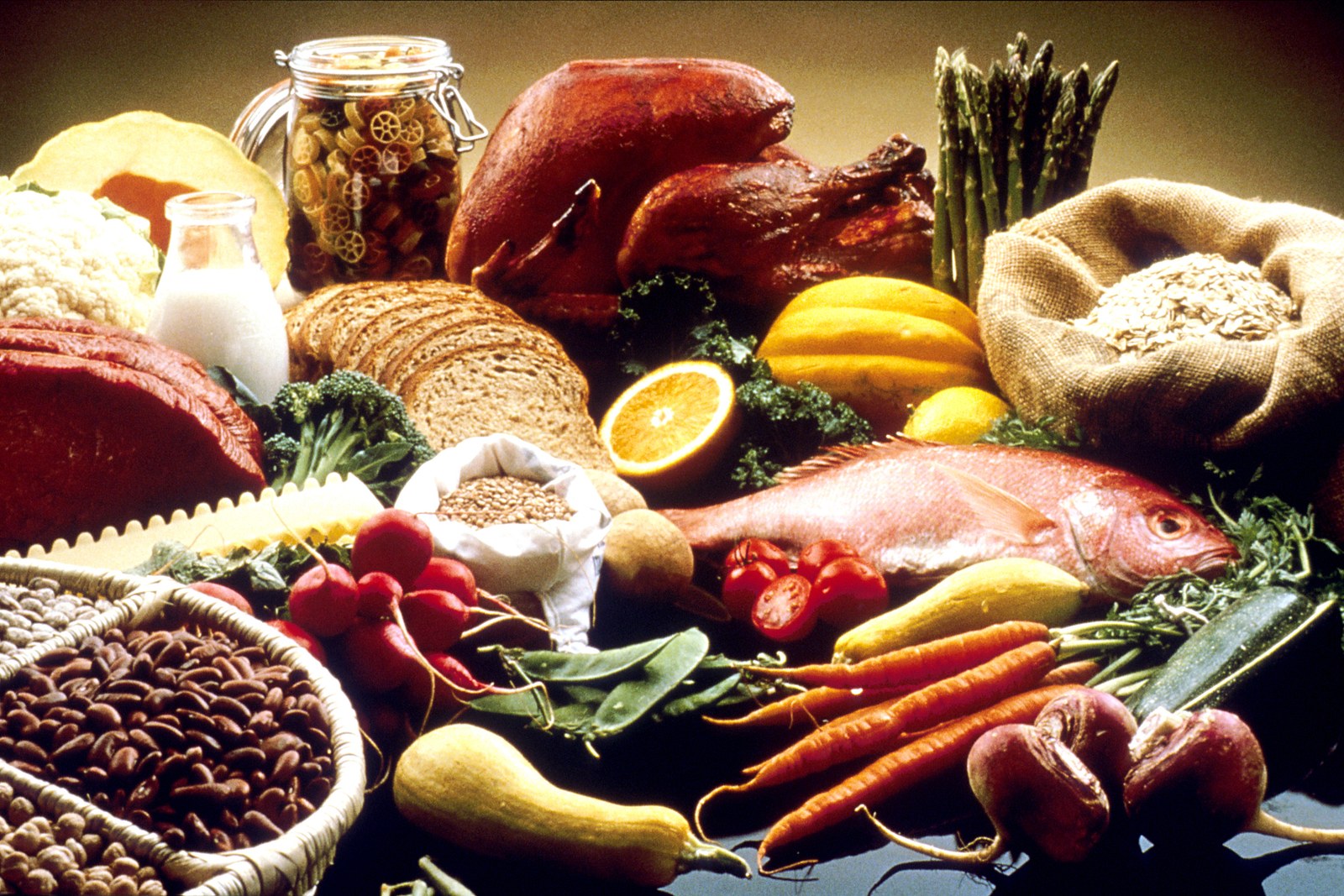 Разнообразие здоровых продуктов: овощи, фрукты, злаки и бобовые